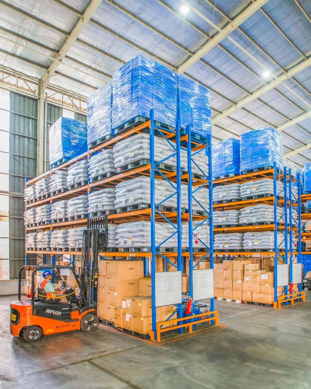 Warehouse Warehouse team on shift in a New Jersey distribution center